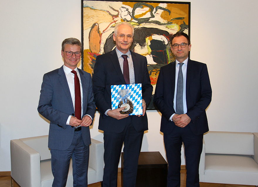 Staatsminister Bernd Sibler mit dem Präsidenten der Hochschule für angewandte Wissenschaften Landshut Prof. Dr. Karl Stoffel und Ministerialdirigent Christian Schoppik (v.l.n.r.)