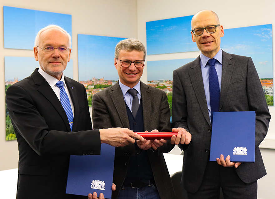 Wissenschaftsminister Bernd Sibler mit dem scheidenden Präsidenten der THN Prof. Dr. Michael Braun (links) und dem künftigen Präsidenten Prof. Dr. Niels Oberbeck