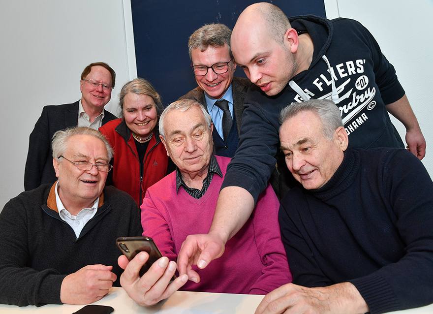 Kunstminister Bernd Sibler mit Teilnehmerinnen und Teilnehmern des Kurses „Einführung in die Handhabung des Smartphones“ am Museum für Kommunikation in Nürnberg