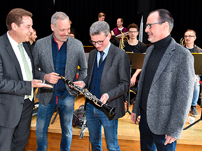 Kunstminister Bernd Sibler (2. v. r.) zusammen mit dem zweiten Bürgermeister von Fürth Markus Braun, Thilo Wolf mit seiner Band und Schulleiter Robert Wagner (v.l.n.r.)