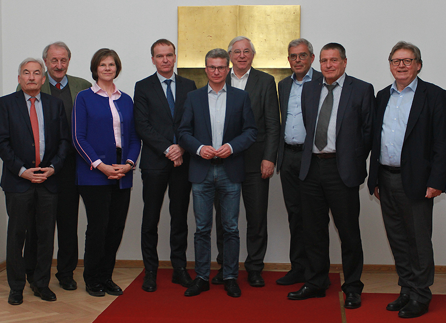 Wissenschaftsminister Bernd Sibler (Mitte) zusammen mit den Ärztlichen Direktoren der Universitätsklinika Prof. Dr. med. Georg Ertl (UKWÜ, l.), Prof. Dr. med. Markus Schwaiger (Klinikum Rechts der Isar der TUM, 2.l.), Prof. Dr. med. Oliver Kölbl (UKR, 4.l.), Prof. Dr.med. Karl-Walter Jauch (Klinikum Großhadern, 6.l.), Prof. Dr. med. Dr. h.c. Michael Beyer (UKA, 8.l.), sowie Prof. Dr. med. Jürgen Schüttler, (UK Erlangen, r.; i.V. des Ärztlichen Direktors Prof. Dr. med. Dr. h. c. Heinrich Iro), Prof. Dr. med. Matthias Frosch (für die Dekane der Med. Fakultäten, UKWÜ, 7.l.) und der Direktorin des Instituts für Virologie an der TUM Prof. Dr. med. Ulrike Protzer (3.l.)