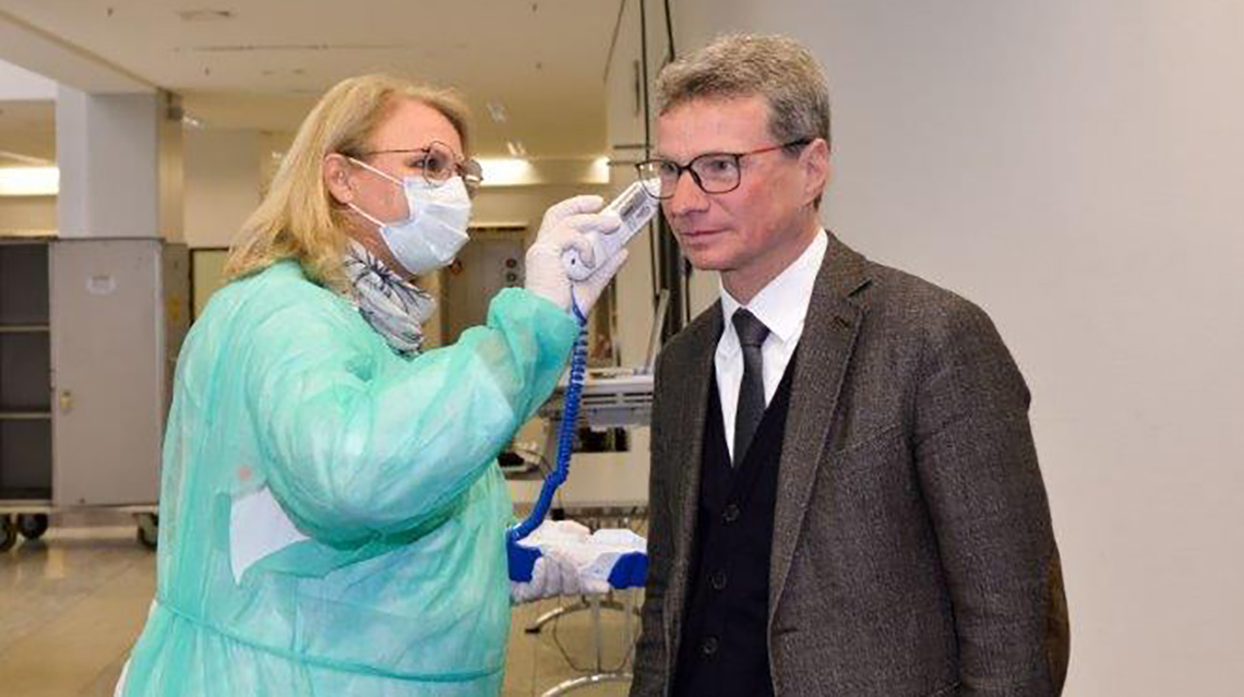 Wissenschaftsminister Bernd Sibler beim Fiebermessen: In Zeiten von Corona ist das Voraussetzung für das Betreten eines Klinikums