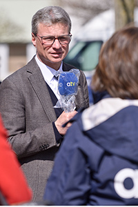 Wissenschaftsminister Bernd Sibler vor dem Universitätsklinikum Augsburg