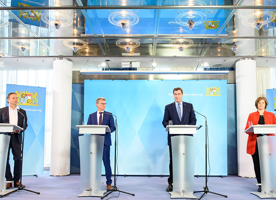 Ministerpräsident Dr. Markus Söder (2.v.r.), Wissenschaftsminister Bernd Sibler (2.v.l.), Prof. Dr. med. Michael Hoelscher (l.) und Prof. Dr. med. Ulrike Protzer (r.) bei der Pressekonferenz zur neuen Covid-19-Studie