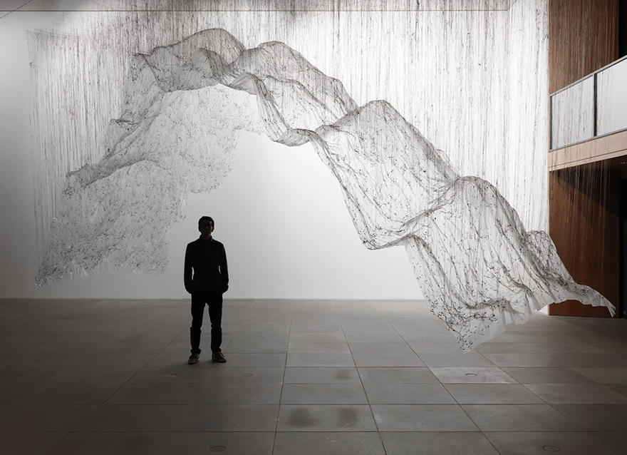 Seit April 2000 begeistert das Neue Museum Nürnberg Besucherinnen und Besucher mit moderner Kunst und Design – wie mit der Installation „Reverse of Volume NMN“ des japanischen Künstlers Yasuaki Onishi in der Ausstellung „Von der Kunst ein Teehaus zu bauen“ (2017)