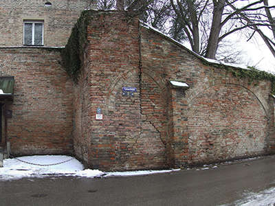 Die historische Stadtmauer an der Riedlerstraße Ecke Gänsbühl in Augsburg