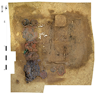 Entzerrte Senkrechtaufnahme der Grabkammer: Geschirrsatz (l.), Tierknochenreste (Speisebeigabe) (m.), Reste des Skelettes (r.) (Foto: Kreisarchäologie Deggendorf, Fa. ARCTEAM)