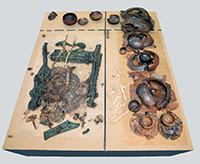 Endzustand des freigelegten Grabes im März 2020. Konstruktionsskizze für die Zusammenführung der einzelnen Teile des Grabes in der neuen Dauerausstellung der Archäologischen Staatssammlung (Foto: ASM: St. Friedrich)