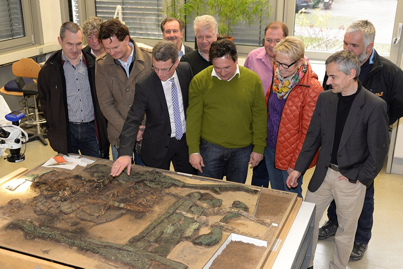 Besuch von Gemeindevertretern aus Otzing, Bürgermeister Johannes Schmid und Staatsminister Bernd Sibler während der Restaurierungsarbeiten im Oktober 2014 (Foto: ASM: St. Friedrich)
