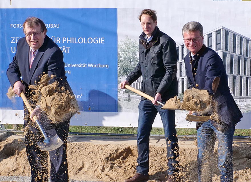 Wissenschaftsminister Bernd Sibler (r.) mit JMU-Präsident Alfred Forchel (l.) und Dag Nikolaus Hasse (m.) beim Spatenstich für den neuen Forschungsbau