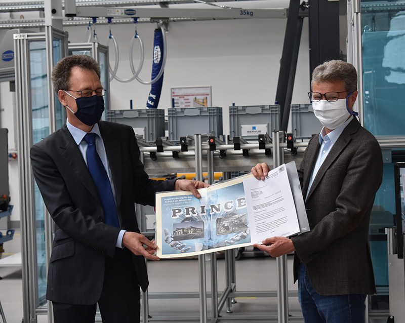 Wissenschaftsminister Bernd Sibler (re.) übergibt Förderbescheid an den Präsidenten der Hochschule für angewandte Wissenschaften Landshut, Prof. Dr. Fritz Pörnbacher (li.)