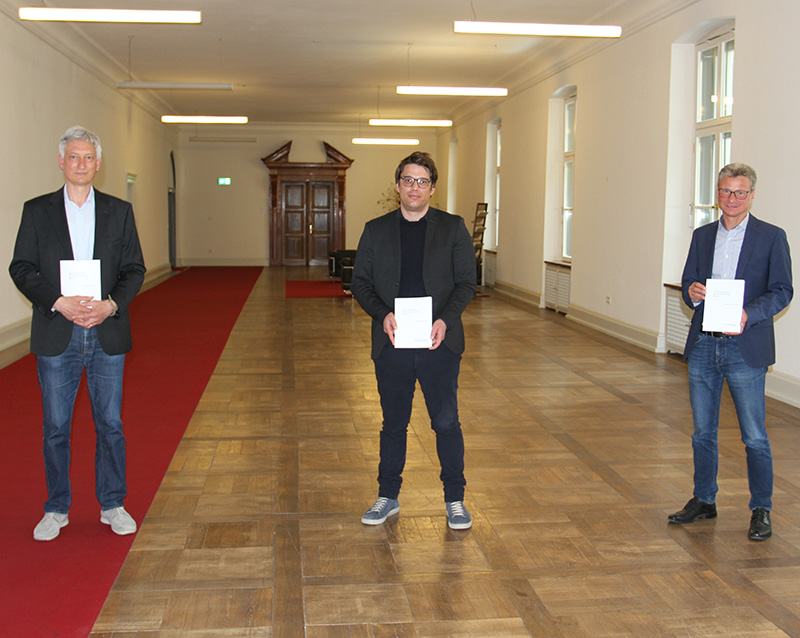 Kunstminister Bernd Sibler (r.) mit Dr. Johannes Gramlich (M.) und Dr. Stephan Kellner (l.) vom Forschungsverbund Provenienzforschung Bayern
