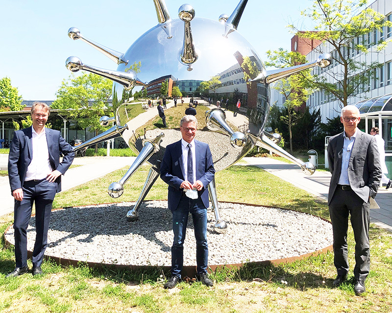 Wissenschaftsminister Bernd Sibler (m.) mit den Leitern der COVID19-Studie: Prof. Dr. Klaus Überla vom Virologischen Institut des Universitätsklinikums Erlangen (li.) und Prof. Dr. Ralf Wagner vom Institut für klinische Mikrobiologie und Hygiene des Universitätsklinikums Regensburg (re.)