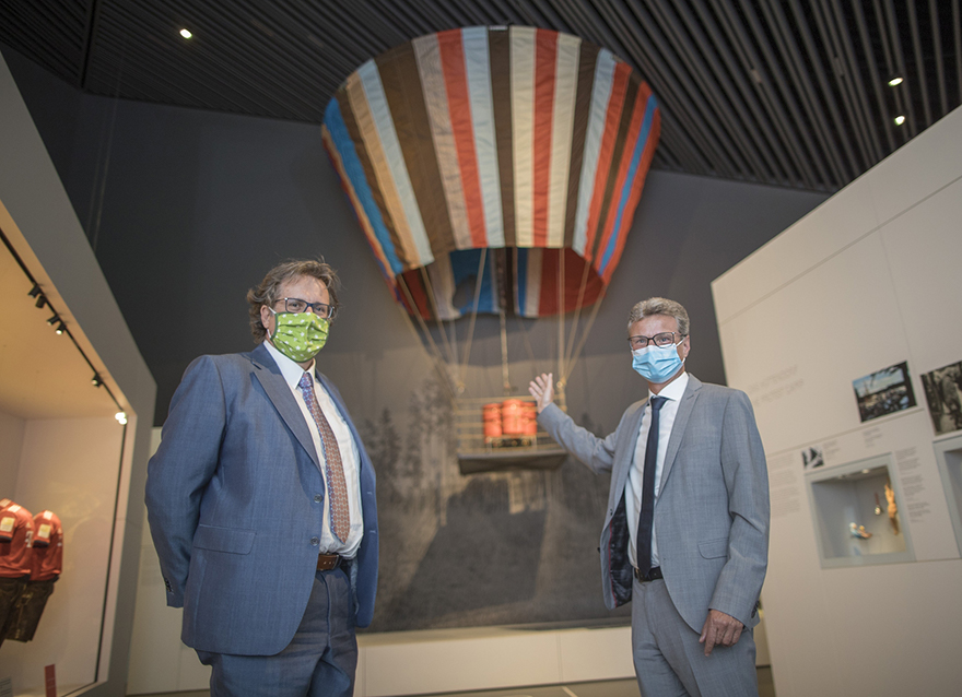 Bei der Wiedereröffnung sind der bayerische Kunstminister Bernd Sibler (rechts) und der Direktor des Hauses der Bayerischen Geschichte, Dr. Richard Loibl, vor der Inszenierung des Fluchtballons von Naila zu sehen
