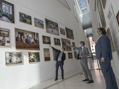 Gemeinsam mit der Wiedereröffnung der Dauerausstellung wurde im Haus der Bayerischen Geschichte | Museum die SZ-Sonderausstellung „Zeitlang. Erkundungen im unbekannten Bayern“ im Foyer des Museums eröffnet. Sebastian Beck, Leiter der Bayernredaktion der Süddeutschen Zeitung, (links im Bild), und Hans Kratzer (Bayernredaktion SZ) zeigen einen anderen Blick auf Bayern. Neben Sebastian Beck sind der bayerische Kunstminister Bernd Sibler (Mitte) und der Direktor des Hauses der Bayerischen Geschichte, Dr. Richard Loibl, zu sehen
