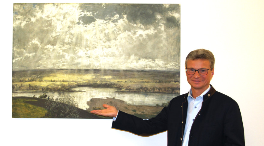 Kunstminister Bernd Sibler präsentiert die neue Dauerleihgabe (hier eine Replik) an das Museum für Franken
