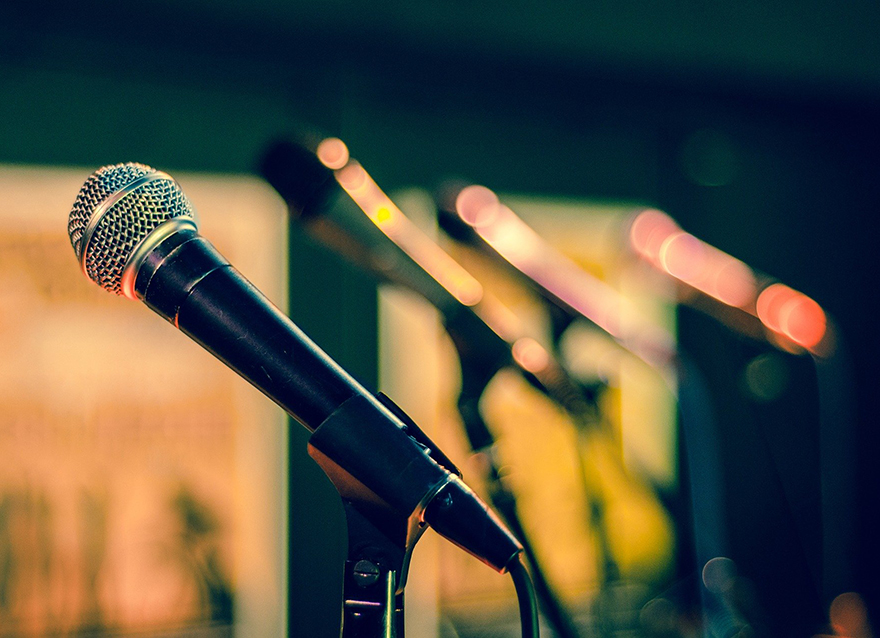 Ob mit oder ohne Mikro – Singen in der Gruppe ist für Laienchöre ab 22. Juni wieder möglich