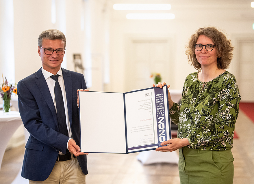 Kunstminister Bernd Sibler überreicht die Urkunde zum Arbeitsstipendium des Freistaats Bayern 2020 für literarische Übersetzerinnen und Übersetzer an Silke Kleemann