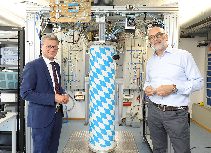 Wissenschaftsminister Bernd Sibler (li.) zu Besuch am Walther-Meißner-Institut für Tieftemperaturforschung (WMI) der Bayerischen Akademie der Wissenschaften auf dem Forschungscampus Garching zusammen mit einem der Direktoren, Prof. Rudolf Gross (re.)