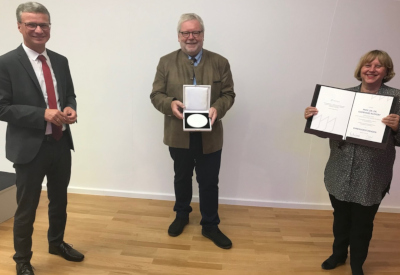 Wissenschaftsminister Bernd Sibler mit Prof. Dr. Dr. Godehard Ruppert, langjähriger Präsident der Otto-Friedrich-Universität Bamberg und Prof. Dr. Sabine Doering-Manteuffel, Vorsitzende von Universität Bayern e.V. (v.l.n.r.)