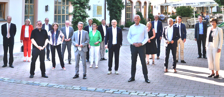 Staatsminister Bernd Sibler (Mitte) im Kreis der Präsidentinnen und Präsidenten der bayerischen Hochschulen (HAW)