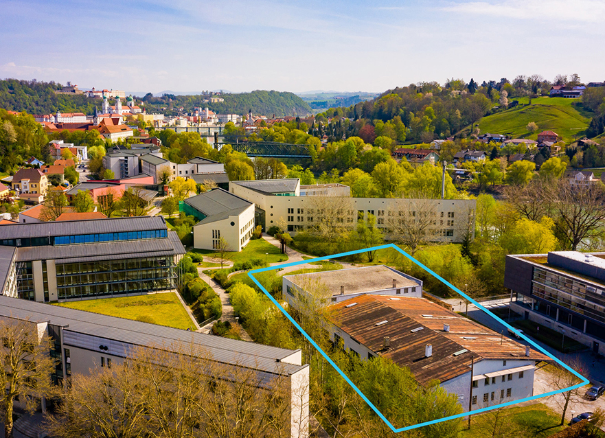 Ehret-Grundstück (blaue Markierung), eingerahmt von der Juristischen Fakultät (l.), der Fakultät für Informatik und Mathematik (o.) und dem IT-Zentrum (r.) der Universität Passau