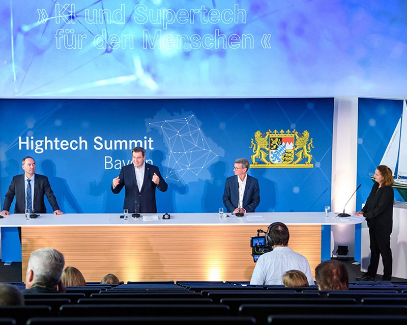 Regionaler Hightech Summit an der Universität Bamberg: Wissenschaftsminister Bernd Sibler (2. von rechts) diskutiert mit Ministerpräsident Dr. Markus Söder (Mitte) und Vertretern und Vertreterinnen aus Politik, Wissenschaft und Wirtschaft das Thema KI und SuperTech