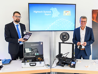 Wissenschaftsminister Bernd Sibler (r.) bei der Vorstellung einer KI-Lösung für den Mittelstand der Firma NeuroForge