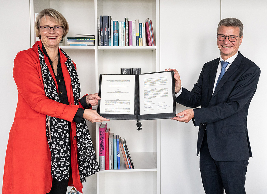 Bundesforschungsministerin Anja Karliczek (l.) und Wissenschaftsminister Bernd Sibler (r.) in Berlin nach der Unterzeichnung der Verwaltungsvereinbarung zur Finanzierung des 2. Realisierungsabschnitts der Generalsanierung des Deutschen Museums