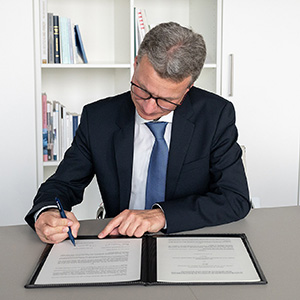 Wissenschaftsminister Bernd Sibler bei der Unterzeichnung der Verwaltungsvereinbarung in Berlin