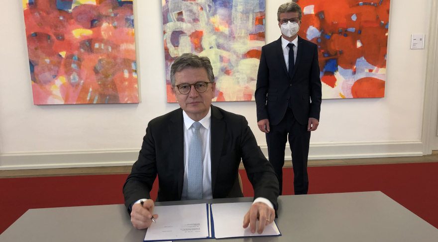 Wissenschaftsminister Bernd Sibler (im Hintergrund) mit Dr. Martin Siess