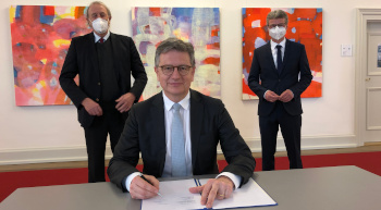Wissenschaftsminister Bernd Sibler (rechts) mit Dr. Martin Siess (Mitte) und Prof. Dr. Markus Schwaiger