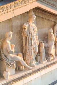 Detail des sanierten Südportikus der Glyptothek