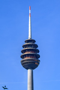 Der Fernmeldeturm Nürnberg, der wegen seines eiförmigen Turmkorbs auch den Beinamen „Nürnberger Ei“ trägt