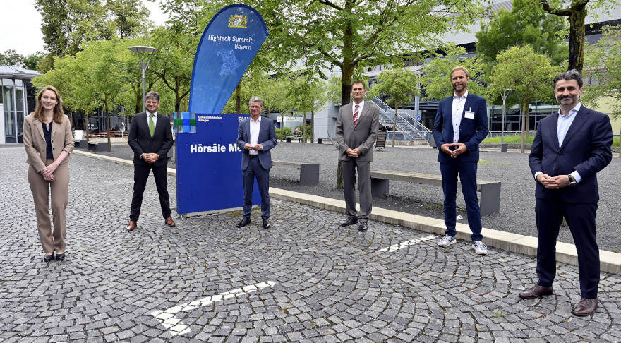 (v. l. n. r.) Prof. Dr.-Ing. Katharina Breininger (FAU), Prof. Dr. Joachim Hornegger (Präs. der FAU), Wissenschaftsminister Bernd Sibler, Dr. Torsten Niederdränk (Siemens Healthineer), Prof. Dr. Björn Eskofier (FAU), Heinrich Moisa (Novartis Dtschld.)
