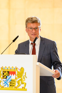 Kunstminister Bernd Sibler spricht bei der Verleihung der ersten Stipendien im Rahmen des Stipendienprogramms