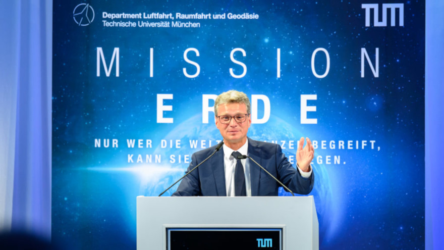 Wissenschaftsminister Bernd Sibler bei der Eröffnung des Gebäudes der Fakultät für Luftfahrt, Raumfahrt und Geodäsie der Technischen Universität München