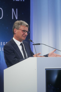 Wissenschaftsminister Bernd Sibler spricht bei der Eröffnung des neuen Gebäudes der TUM-Fakultät für Luftfahrt, Raumfahrt und Geodäsie (Bild: TUM/Fabian Vogl)