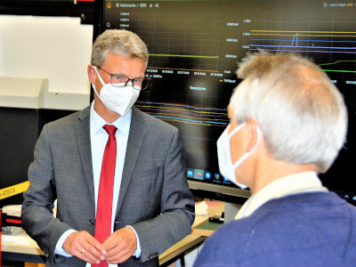Wissenschaftsminister Bernd Sibler im Gespräch mit MPE-Wissenschaftler Helmut Feuchtgruber