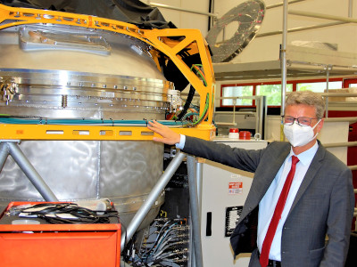 Wissenschaftsminister Bernd Sibler vor der Infrarot-Kamera