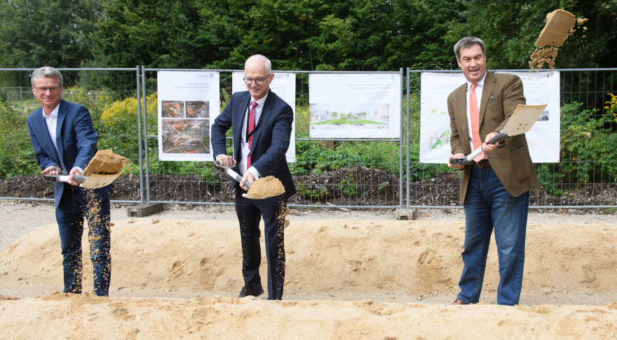 Gemeinsamer Spatenstich (v.l.n.r.): Wissenschaftsminister Bernd Sibler, Gründungspräsident Prof. Dr. Hans Jürgen Prömel und Ministerpräsident Dr. Markus Söder