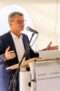 Wissenschaftsminister Bernd Sibler bei seiner Rede zum Baubeginn der TU Nürnberg