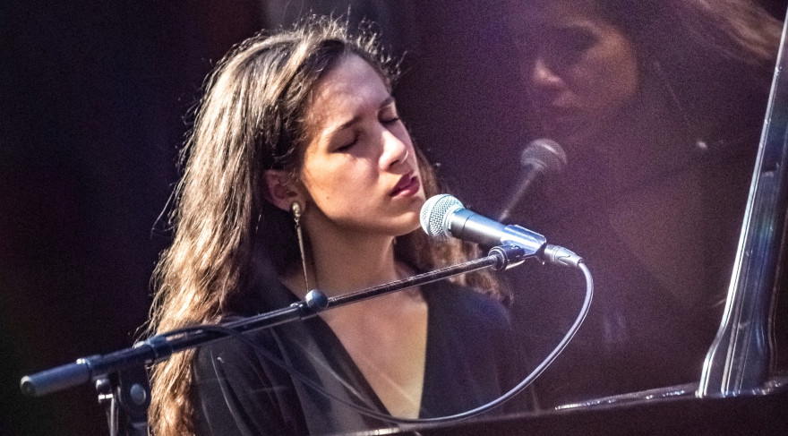Die Jazzsängerin Alma Naidu am Flügel