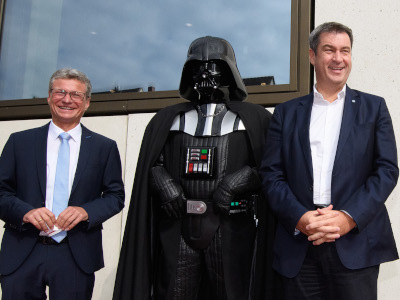 Wissenschaftsminister Bernd Sibler (li.) und Ministerpräsident Dr. Markus Söder (re.) mit der Star-Wars-Figur Darth Vader (Foto: Bayerische Staatskanzlei)