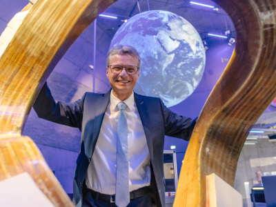 Wissenschaftsminister Sibler vor dem Globus mit drei Metern Durchmesser