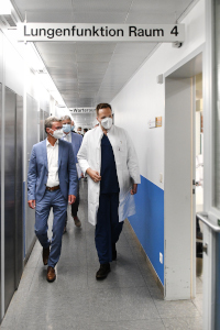 Wissenschaftsminister Bernd Sibler zusammen mit Dr. med. Hans Stubbe auf dem Weg in die Lungenfunktion am LMU Klinikum