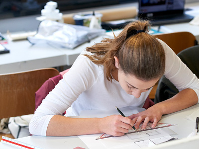 Eine Studentin an der Hochschule für angewandte Wissenschaften Coburg (Bild: HAW Coburg)