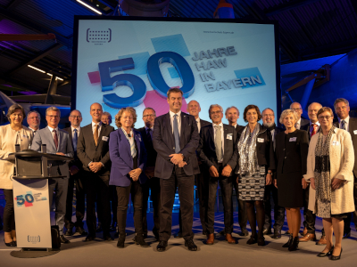 Ministerpräsident Dr. Markus Söder (Mitte) und Wissenschaftsminister Bernd Sibler (3.v.l.) mit Hochschulpräsidentinnen und -präsidenten