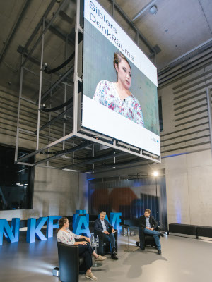 Wissenschaftsminister Bernd Sibler (Mi.) diskutiert mit Franziska Schirrmacher von der Friedrich-Alexander-Universität Erlangen-Nürnberg (li.) und Professor Markus Kaiser von der Technischen Hochschule Nürnberg