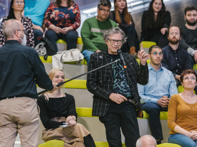 Ein Zuschauer beteiligt sich im Deutschen Museum Nürnberg an der Diskussion über KI in den Medien